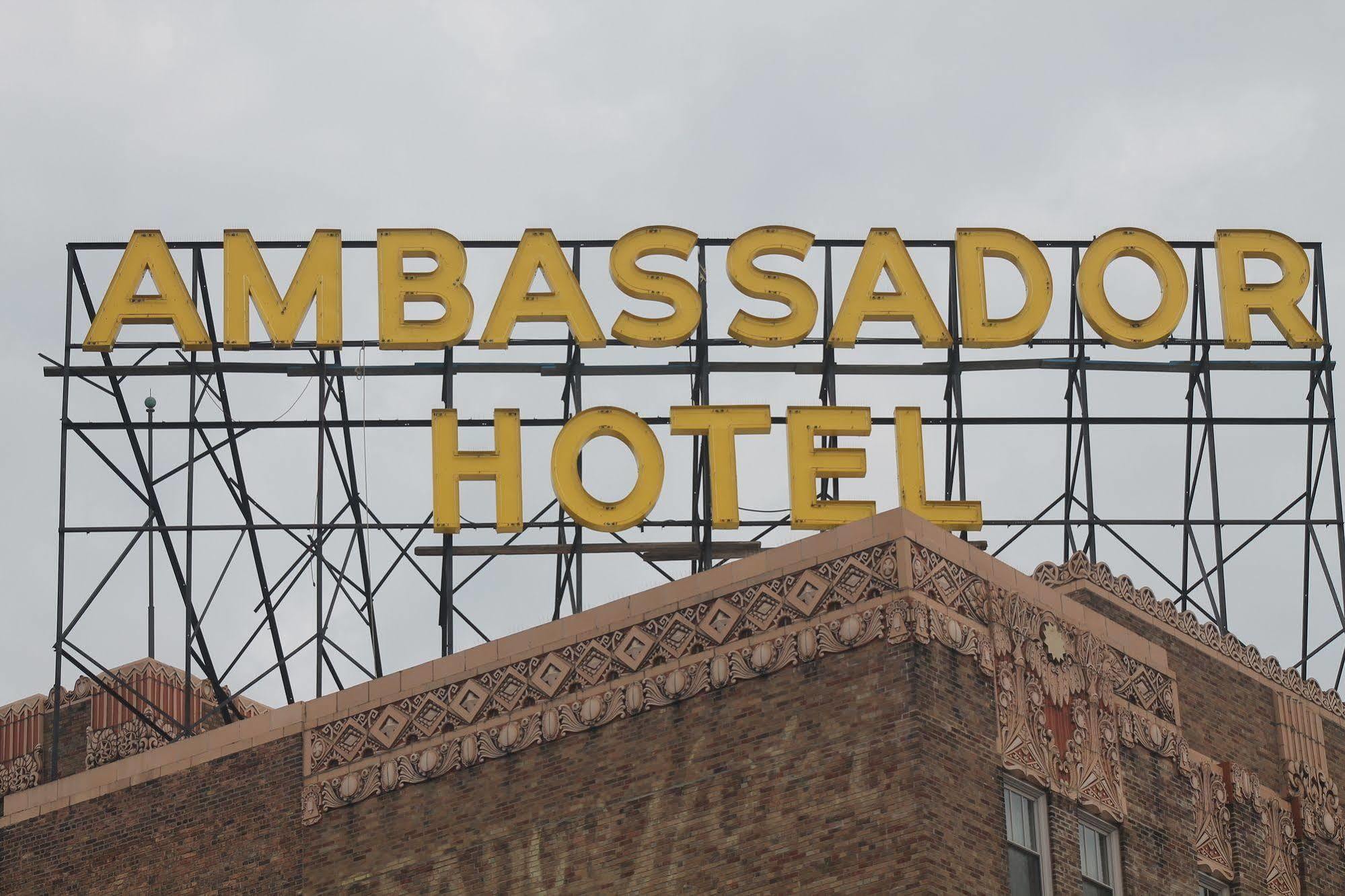 Ambassador Hotel Milwaukee, Trademark Collection By Wyndham Exterior photo